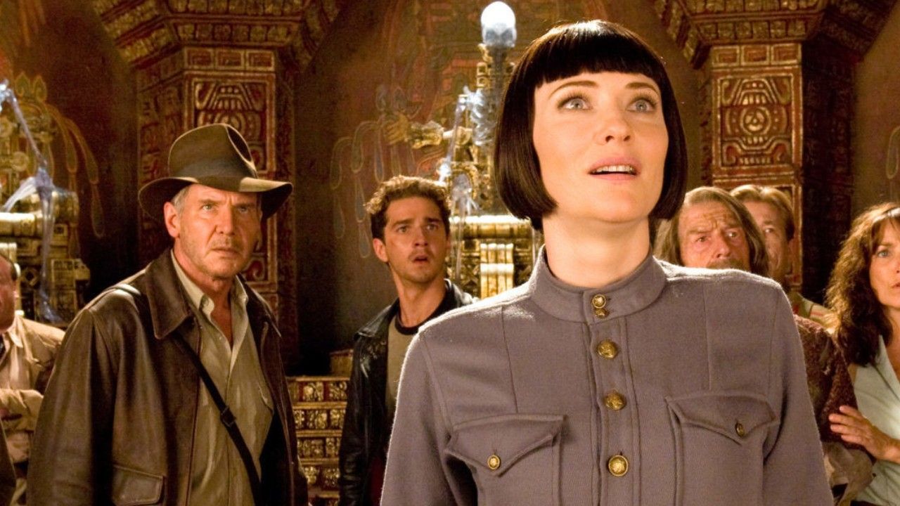 Harrison Ford, Shia LaBeouf e Cate Blanchett em cena de Indiana Jones e o Reino da Caveira de Cristal.