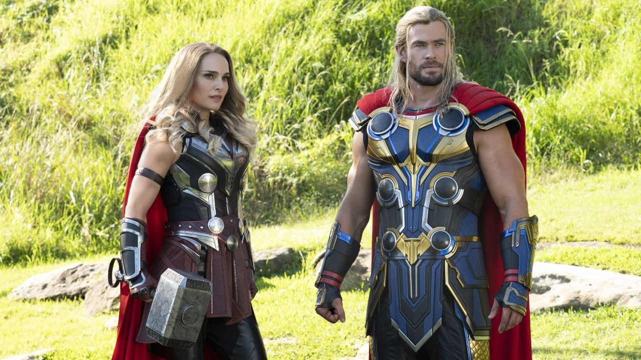 Natalie Portman e Chris Hemsworth em Thor: Amor e Trovão.