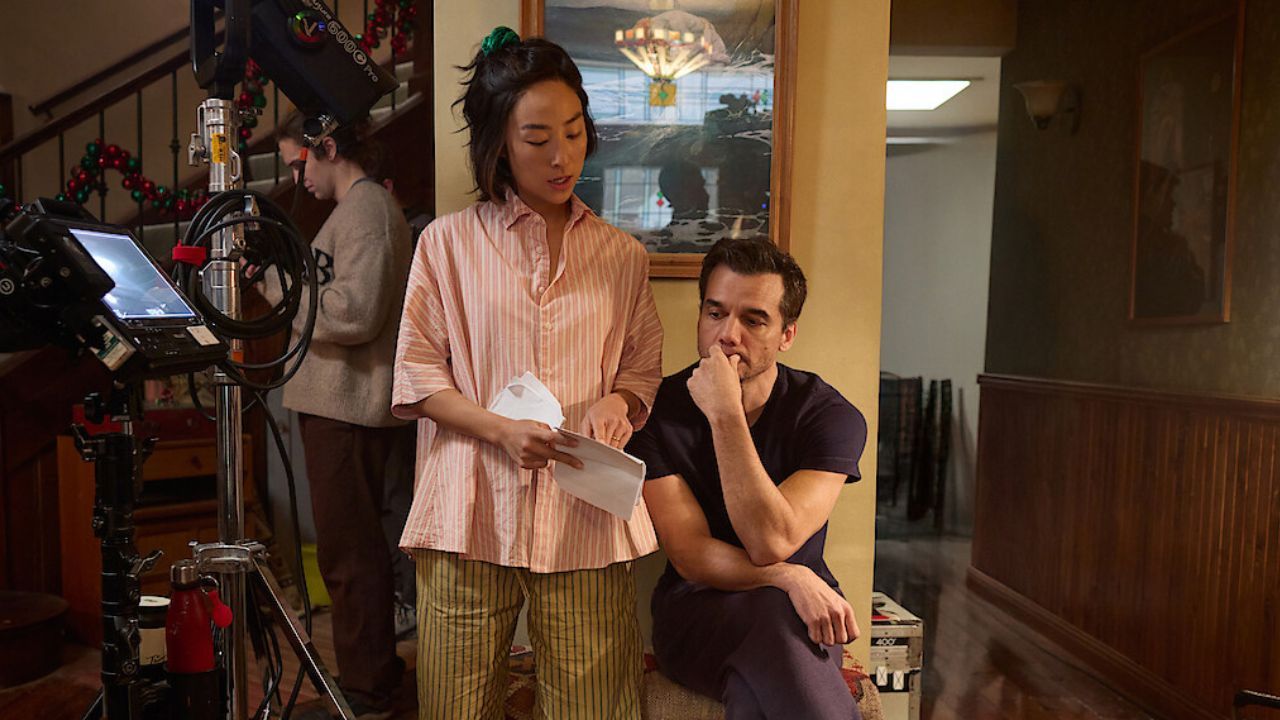 Greta Lee e Wagner Moura nos bastidores de 11817.