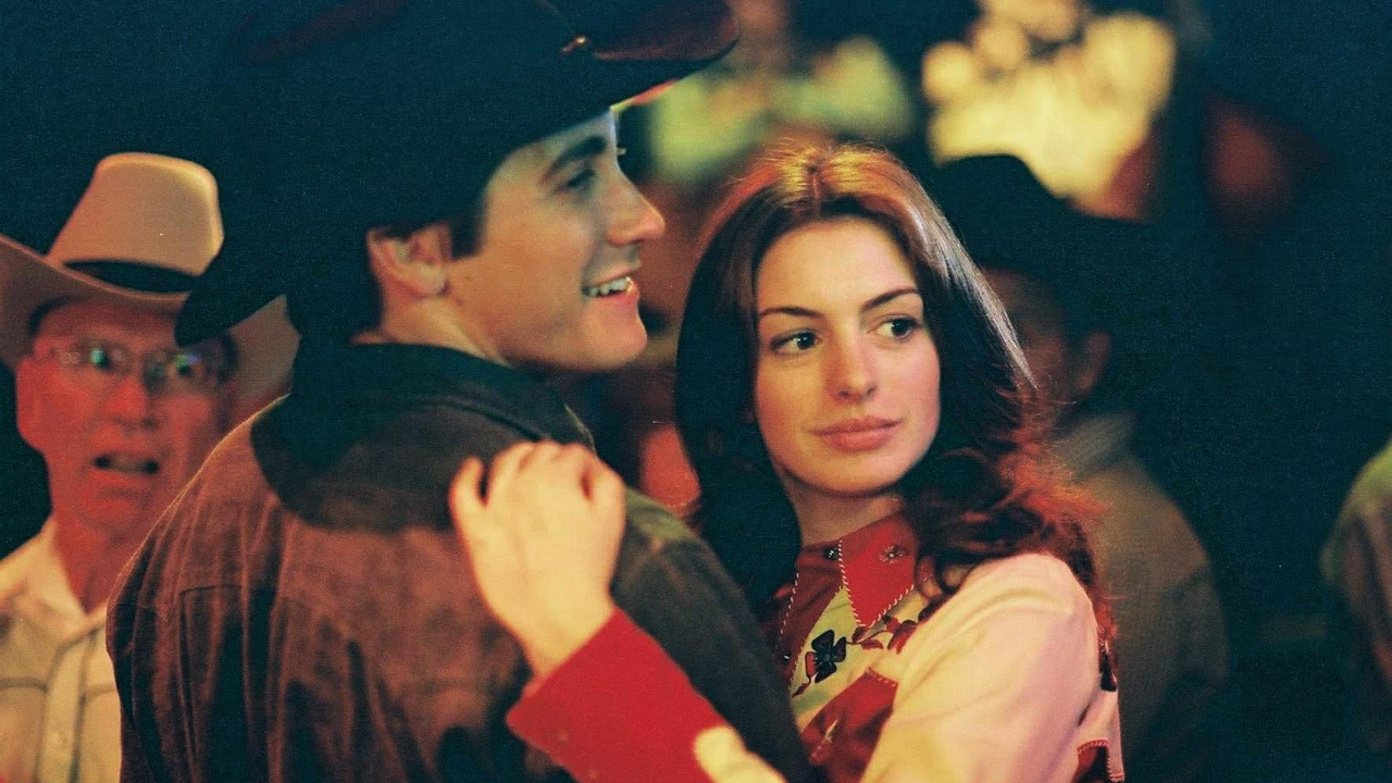 Jake Gyllenhaal e Anne Hathaway em cena de O Segredo de Brokeback Mountain.