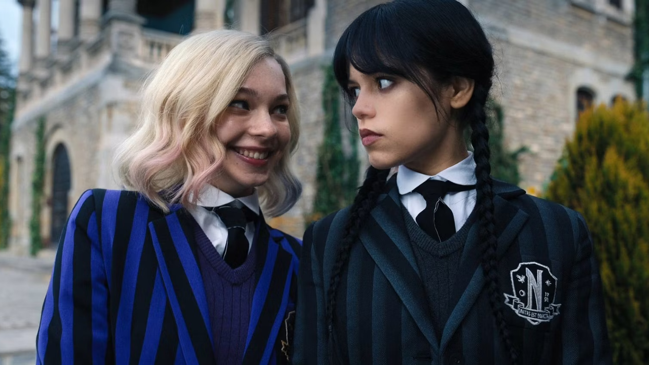 Emma Myers e Jenna Ortega como Enid e Wandinha.