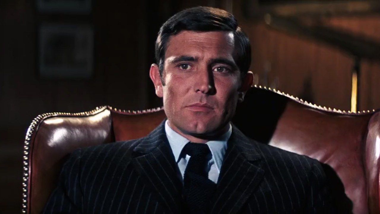 George Lazenby como James Bond.
