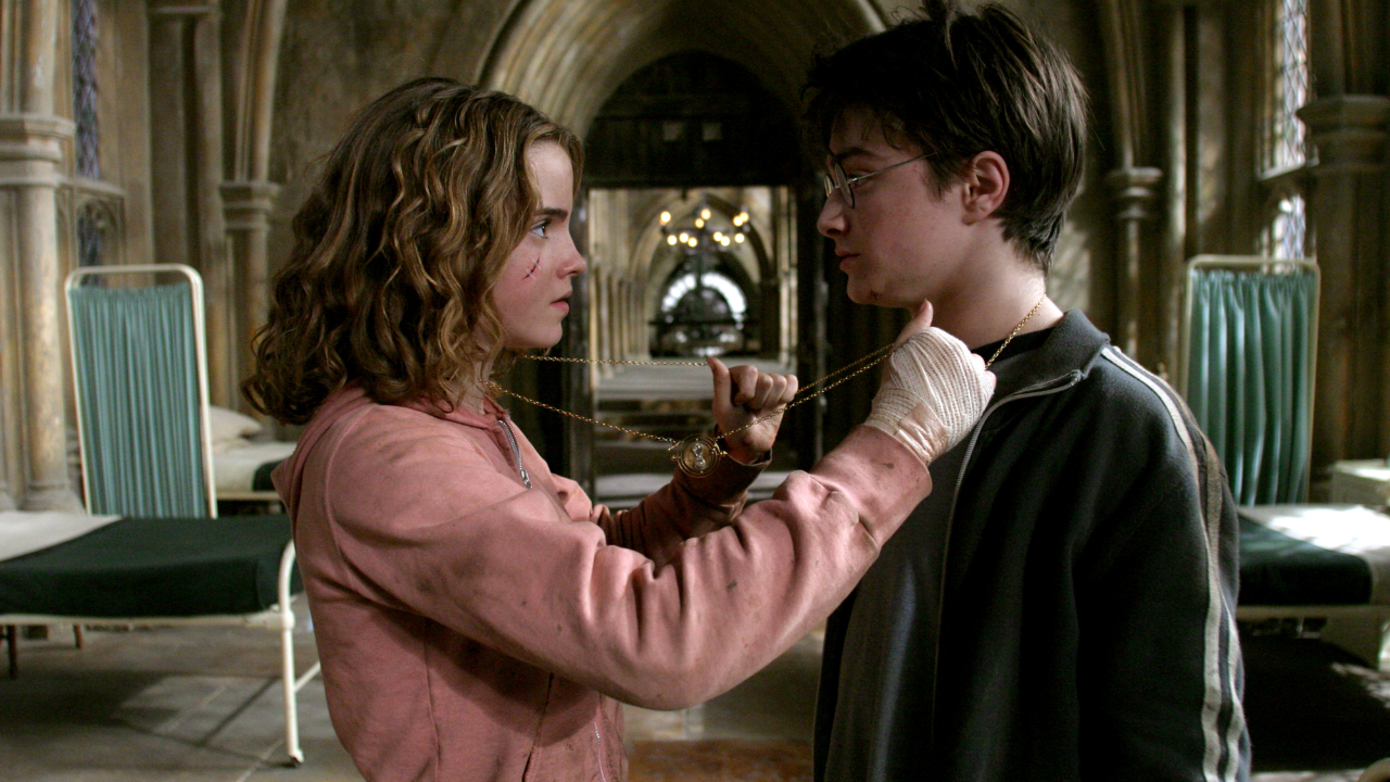 Hermione e Harry com o Vira-Tempo em cena de O Prisioneiro de Azkaban.