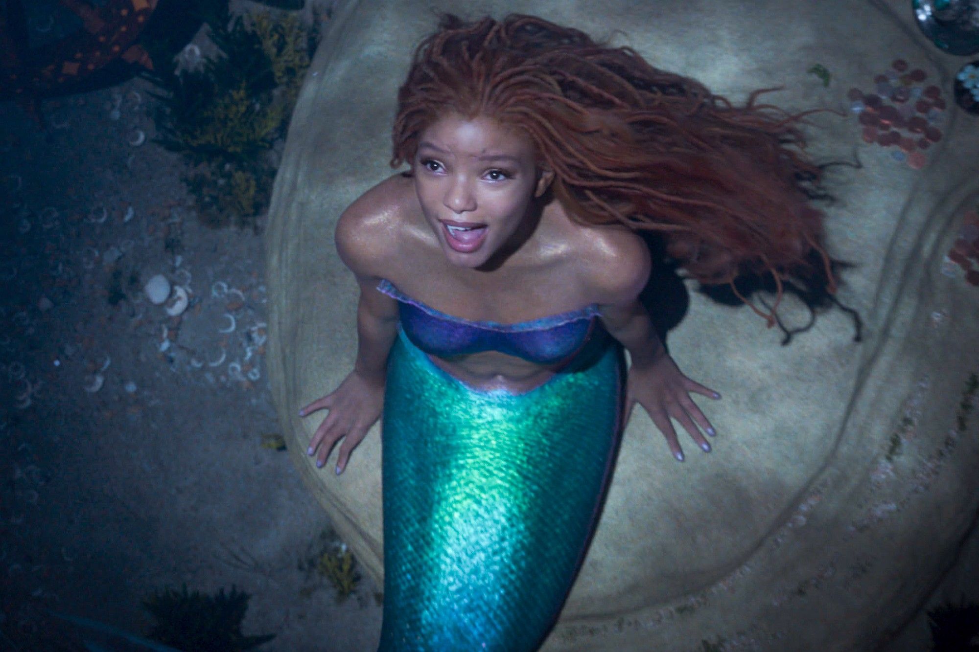Halle Bailey como Ariel em cena de A Pequena Sereia.