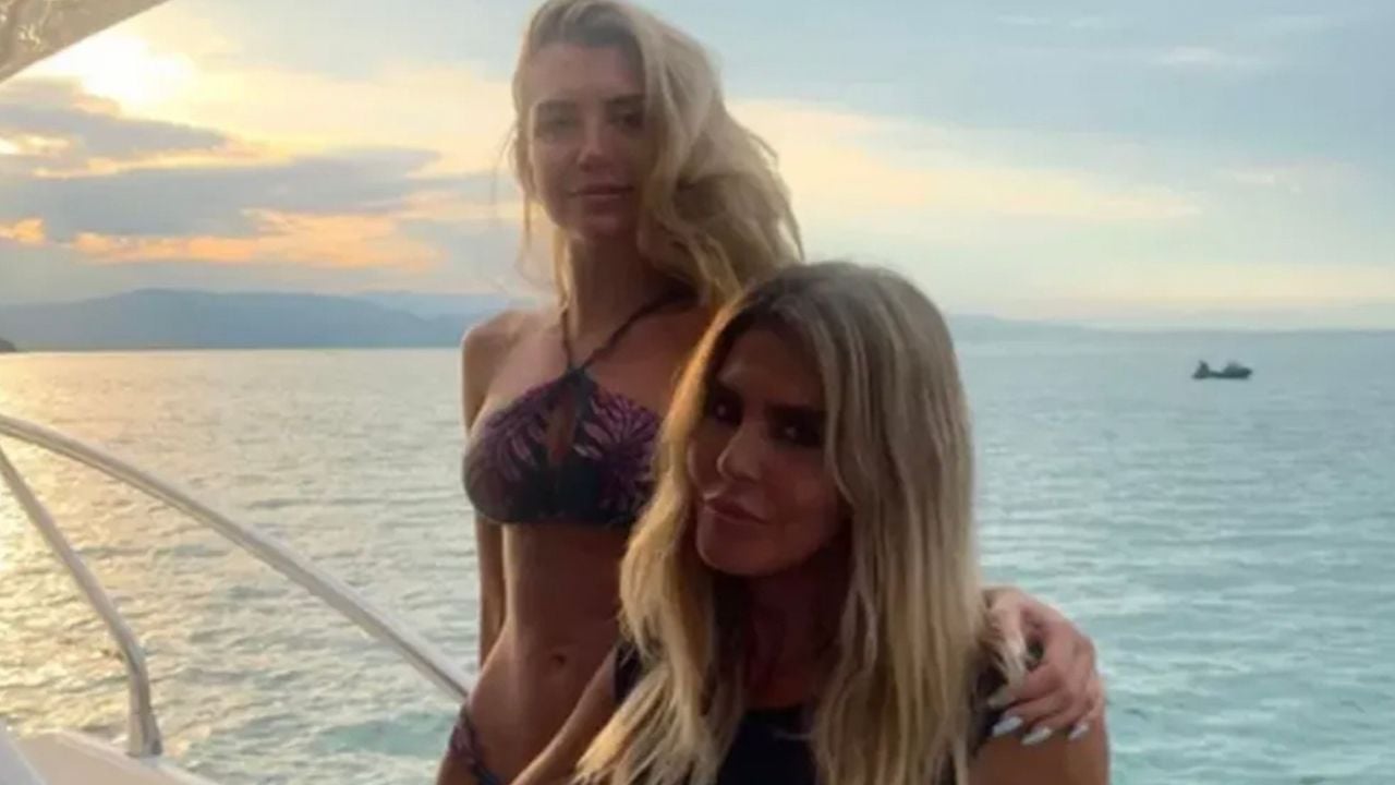 Bruna ao lado da mãe, Marcela Queiroz