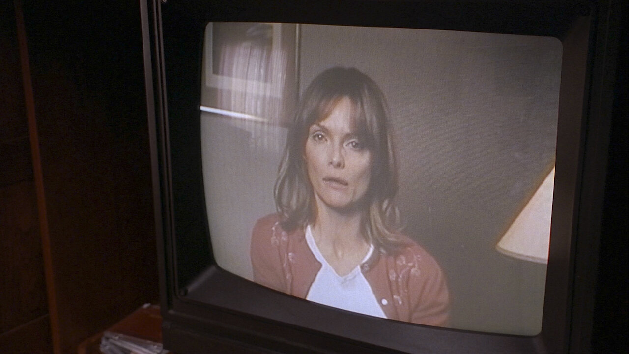 Beth vai à TV pedir que seu filho seja encontrado.