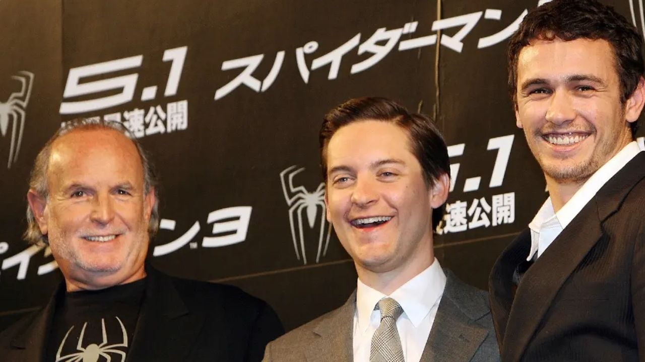 Avi Arad, Tobey Maguire e James Franco na coletiva de imprensa de Homem-Aranha 3 em Tóquio, em fevereiro de 2007.