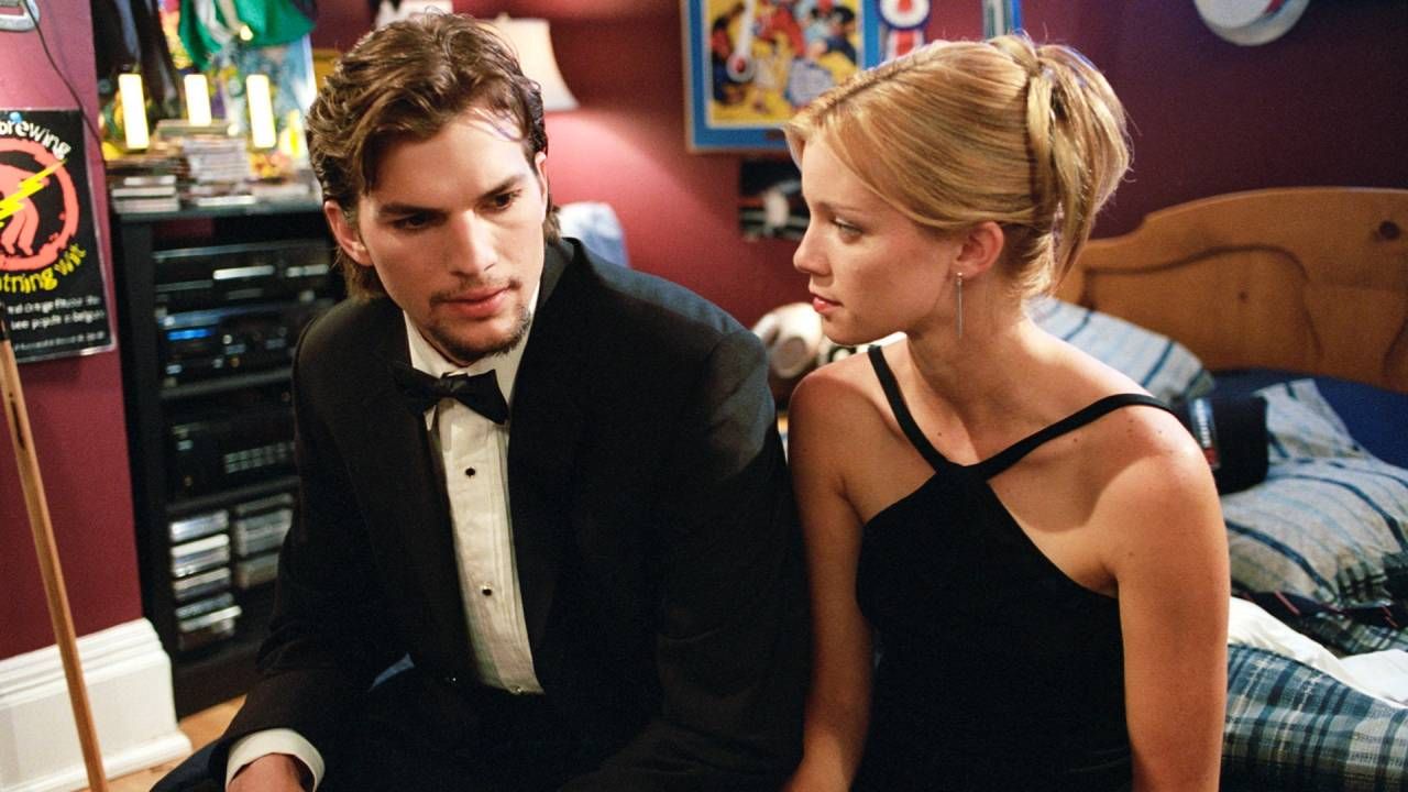 Ashton Kutcher e Amy Smart em cena de Efeito Borboleta.