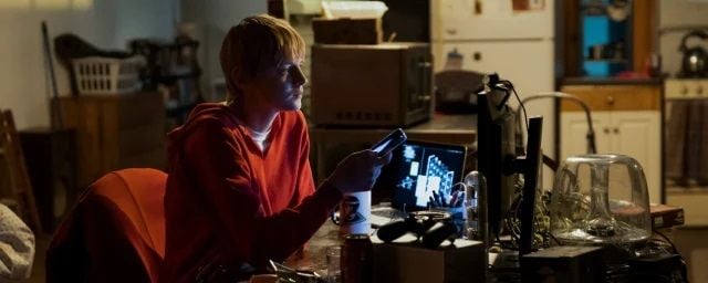 Emma Corrin em Assassinato no Fim do Mundo