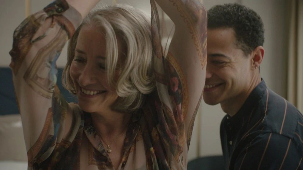 Emma em 'Boa Sorte, Leo Grande' (2022)