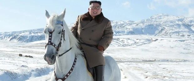 Kim Jong-un divulga imagens de propaganda mostrando-o cavalgando pelas planícies nevadas do Monte Paektu, na Coreia do Norte.