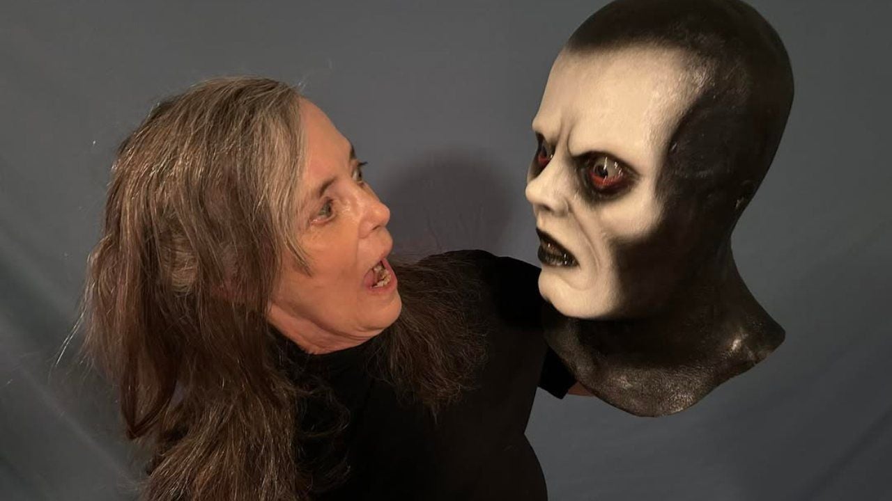 Eileen Dietz e uma máscara de Pazuzu