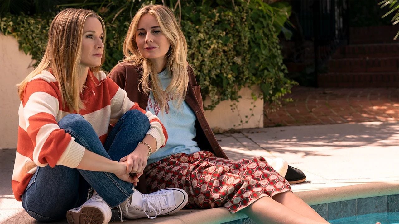 Joanne (Kristen Bell) com sua irmã Margot (Justine Lupe)