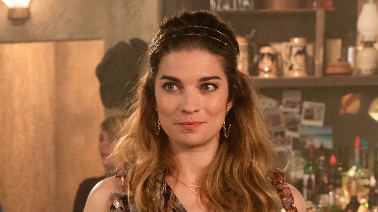 A atriz Annie Murphy na série Schitt's Creek, citada em Black Mirror