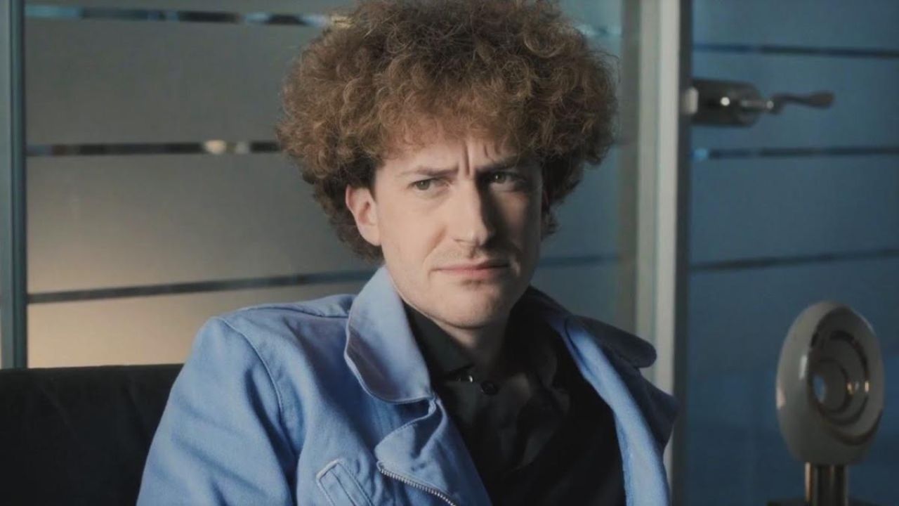 Joseph Mazzello como John Deacon em Bohemian Rapsody
