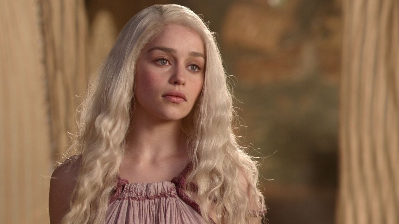 6 anos após Game of Thrones, Emilia Clarke vai lançar thriller de espionagem com atores de Sandman e The White Lotus