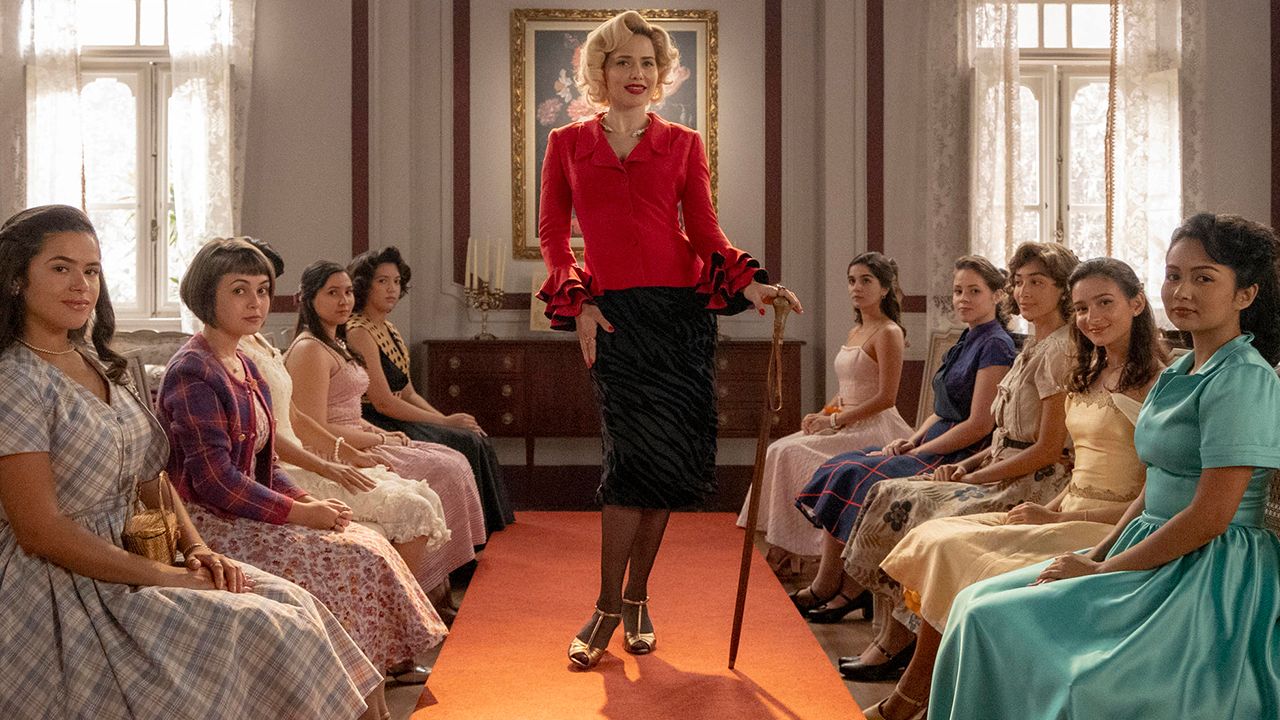 Zélia (Leticia Colin) dando aula para as meninas que vão participar do desfile