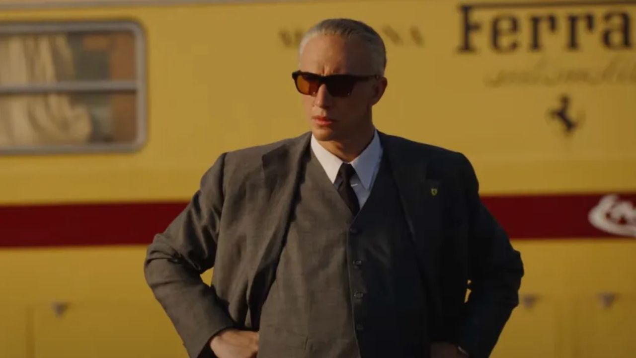 Adam Driver como Enzo Ferrari.