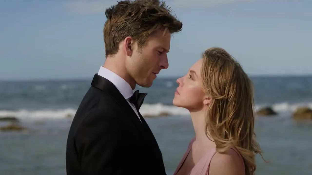 Glen Powell e Sydney Sweeney em Todos Menos Você.