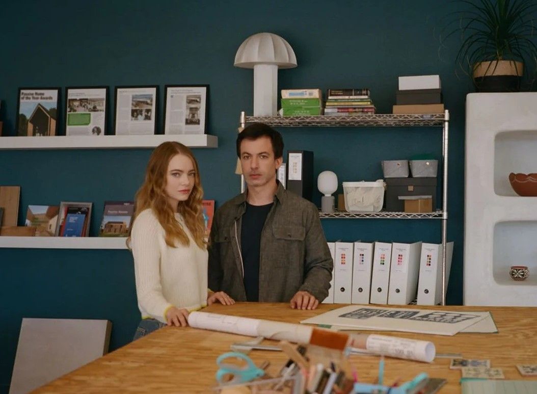 Emma Stone e Nathan Fielder em The Curse