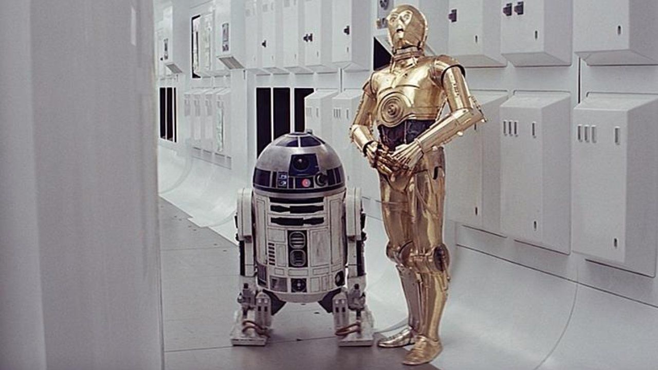 A perna direita prateada de C-3PO