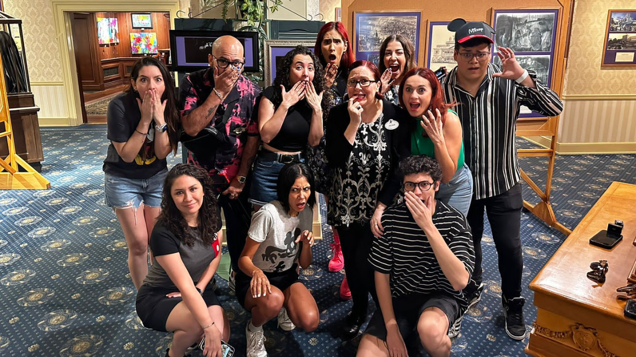 A imagineer Juleen Woods (ruiva, de casaco preto, óculos e crachá) com nosso grupo no Teatro Lincoln, na Disneylândia.