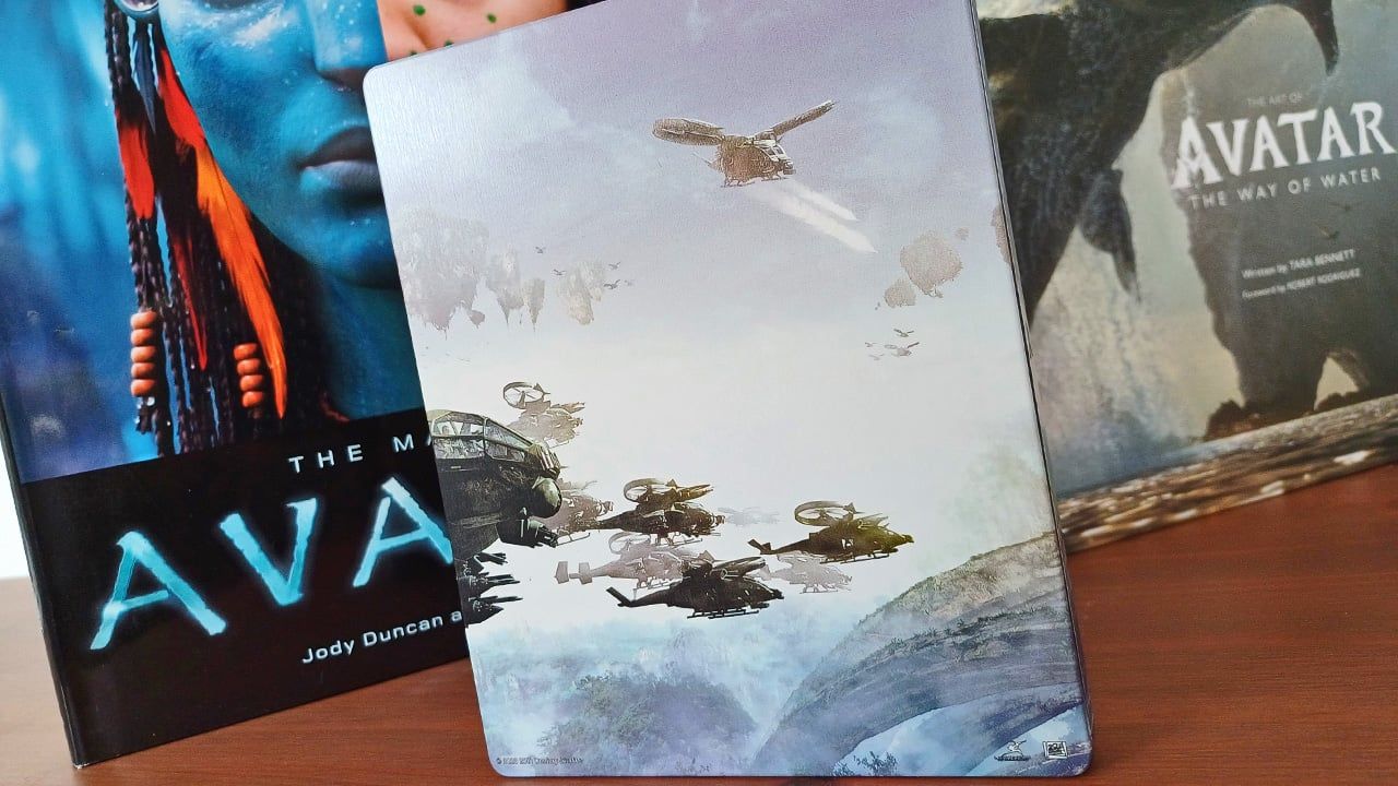 A parte de trás do steelbook também é impressionante.