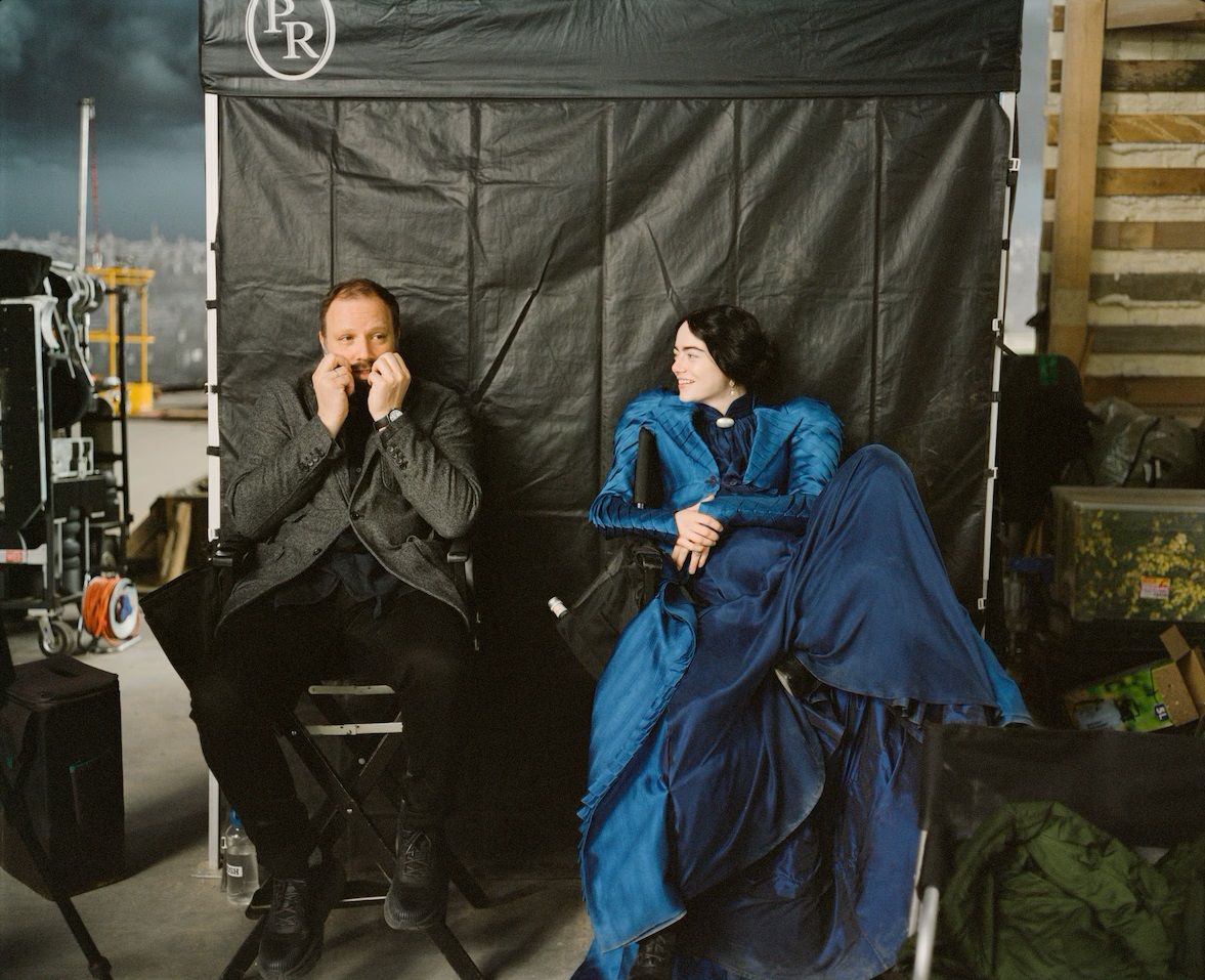 Yorgos Lanthimos e Emma Stone no set de Pobres Criaturas