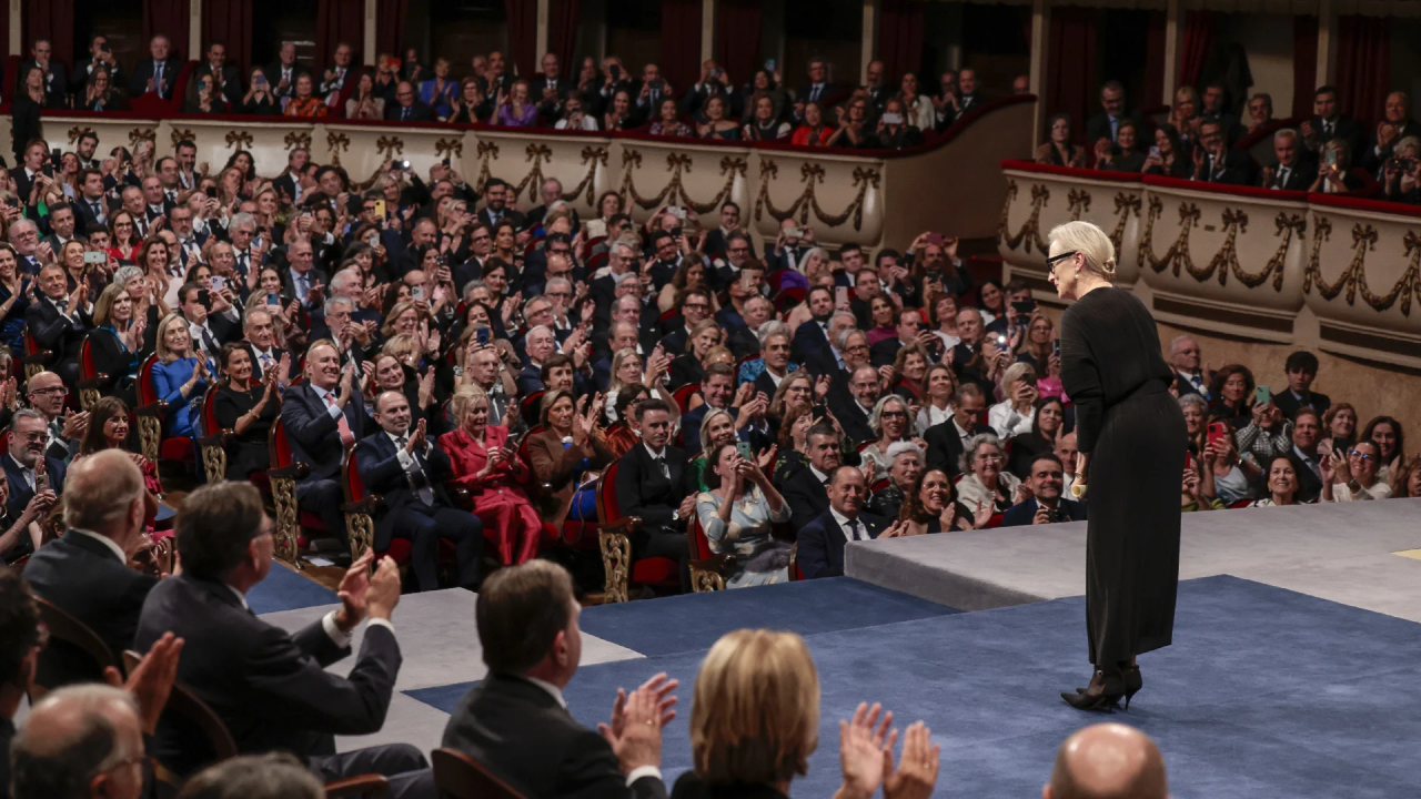 Meryl Streep sendo aplaudida de pé pelo público na cerimônia de gala do Prêmio Princesa das Astúrias de 2023.