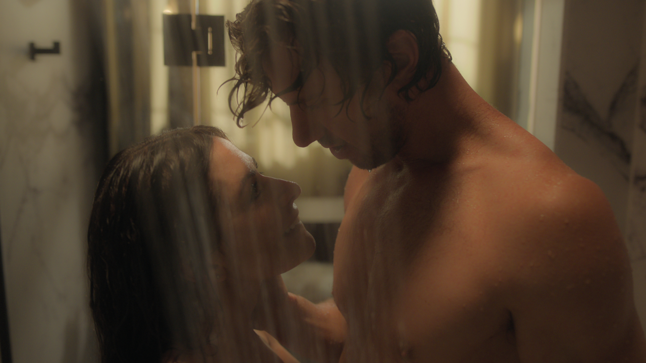 Sarah Shahi como Billie e Adam Demos como Brad na 2ª temporada de Sex/Life.