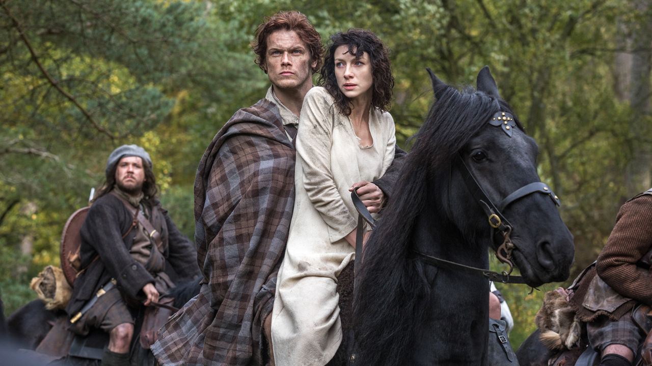 Jamie e Claire em cena da 1ª temporada de Outlander.