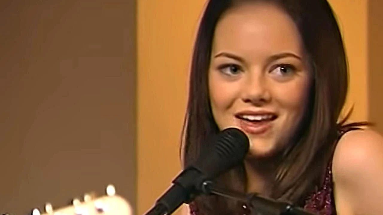 Emma Stone como Laurie Partridge