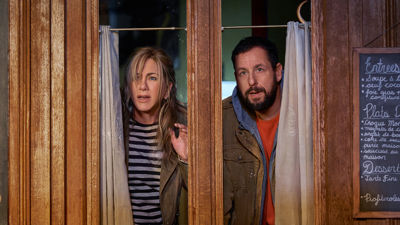 Jennifer Aniston e Adam Sandler em cena de Mistério em Paris.