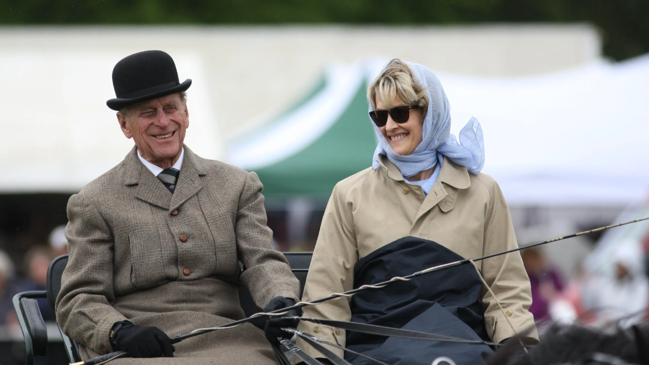 Amigos na vida real: Philip e Penny Knatchbull andando de carruagem juntos em 2007.
