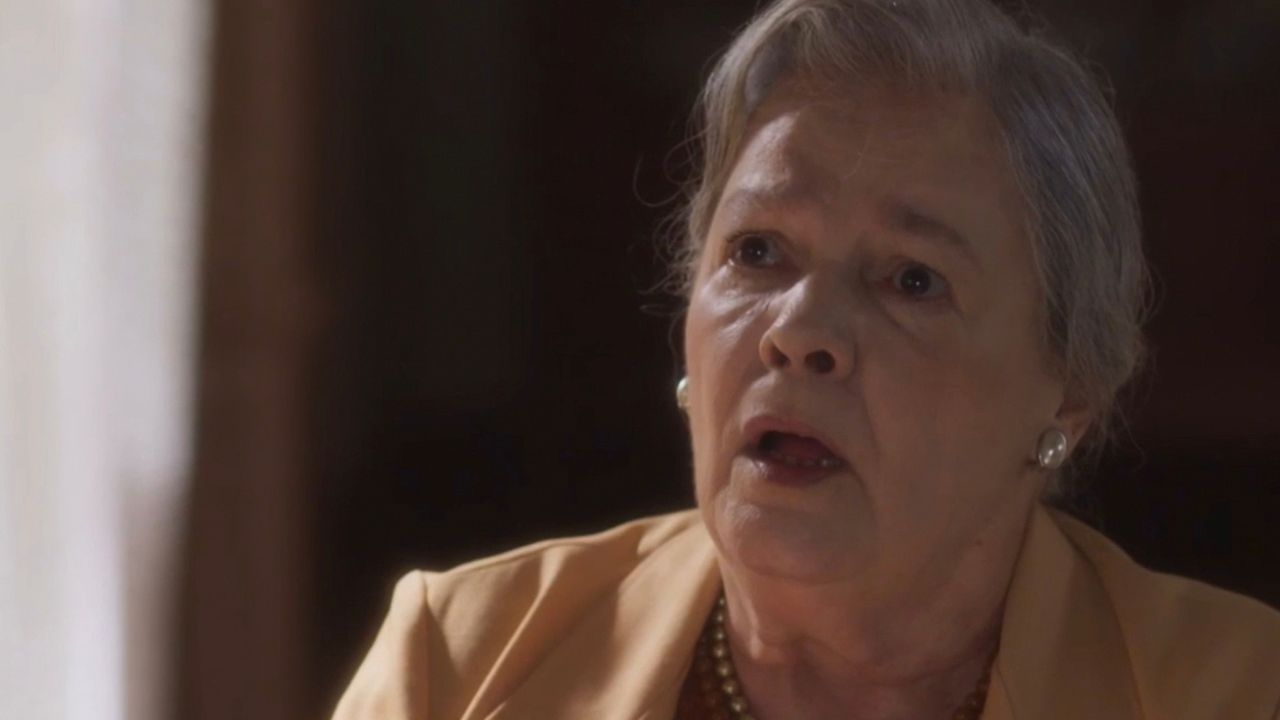 Arlete descobre que Isabe/Flora não foi embora