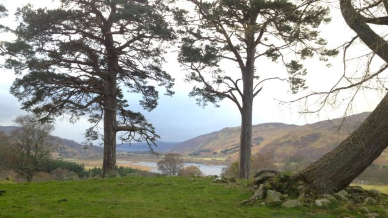 O vilarejo de Kinloch Rannoch, que serviu de locação para Outlander.