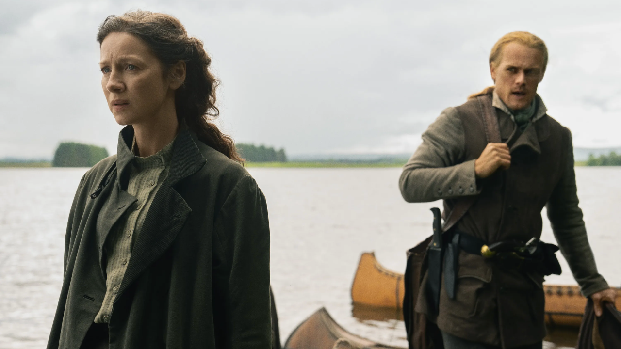 Claire e Jamie em cena da 7ª temporada de Outlander.