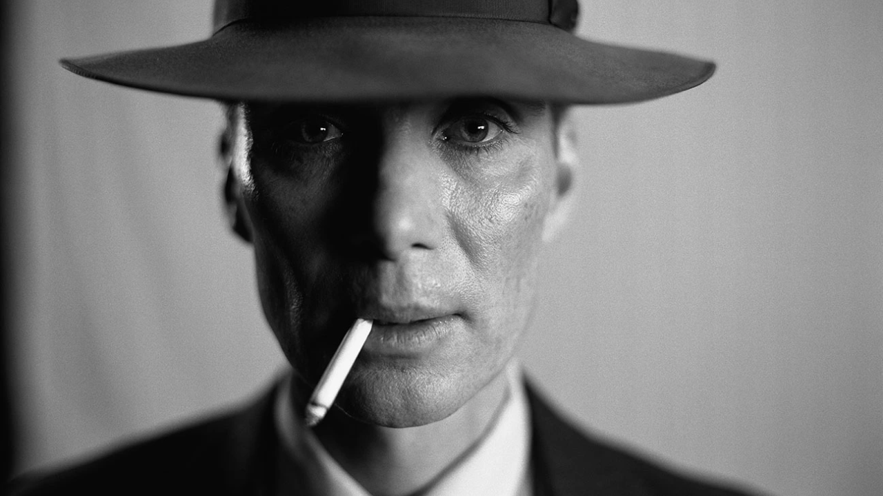 Cillian Murphy em cena em preto e branco de Oppenheimer.