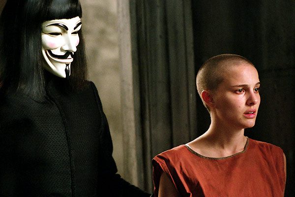 HUGO WEAVING and NATALIE PORTMAN in V FOR VENDETTA (2005), directed by  JAMES MCTEIGUE. - SuperStock