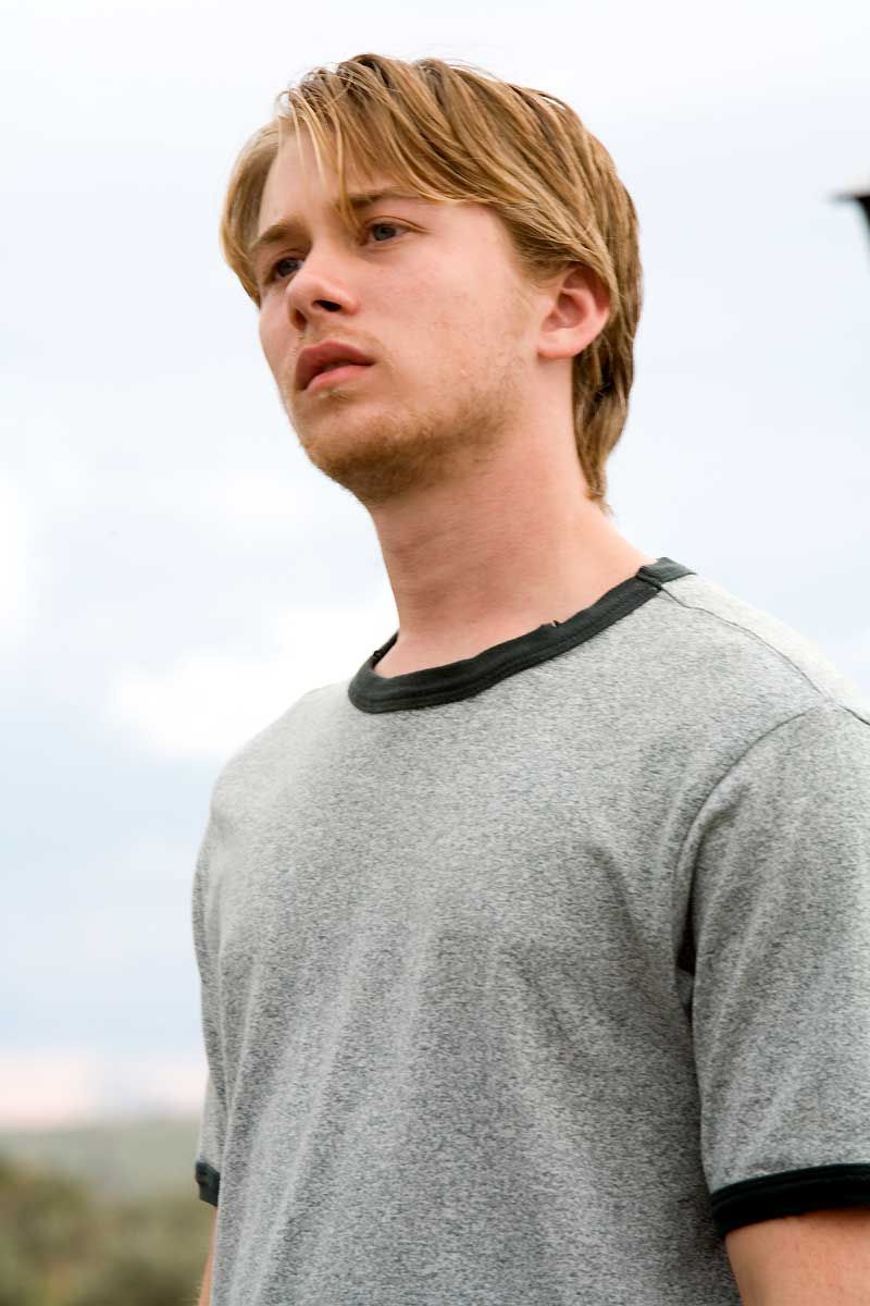 Foto de Lou Taylor Pucci Vírus