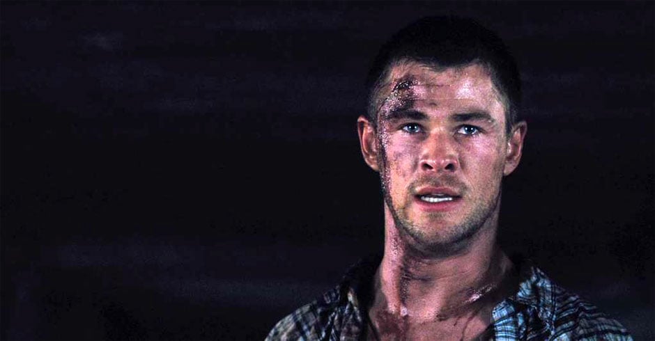 Chris Hemsworth sem camisa em fotos do filme do diretor de 'O Segredo da  Cabana' - CinePOP
