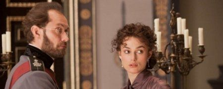 Filme que reúne Keira Knightley e Jude Law tem fotos divulgadas