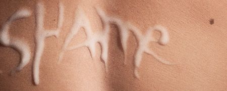 Conheça os cartazes polêmicos de Shame