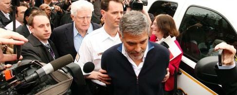George Clooney é preso por "desobediência"