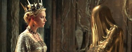 Charlize Theron persegue Kristen Stewart em clipe legendado de Branca de Neve e o Caçador