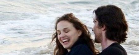Natalie Portman e Christian Bale passeiam pela praia em novo filme de Terrence Malick