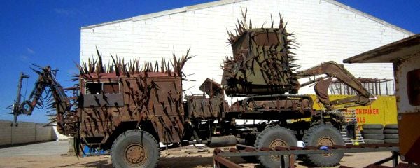 Caveiras e máquinas de guerra no cenário pós-apocalíptico de Mad Max: Fury Road