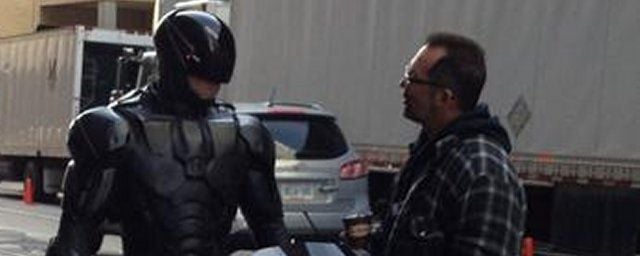 Joel Kinnaman surge pilotando a nova moto de Robocop em vídeo e fotos