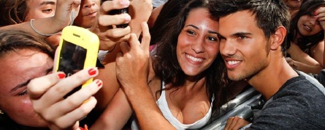 Vídeo e fotos com Taylor Lautner revelam (a boa) histeria dos fãs no Rio de Janeiro