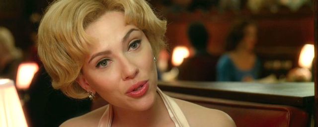 Scarlett Johansson preocupada com a cena do chuveiro em novo vídeo de Hitchcock